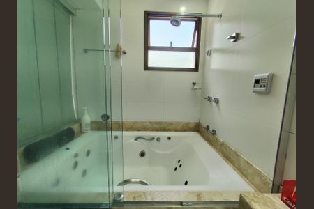 Apartamento à venda com 300m², 4 quartos e 3 vagasBanheiro suite 