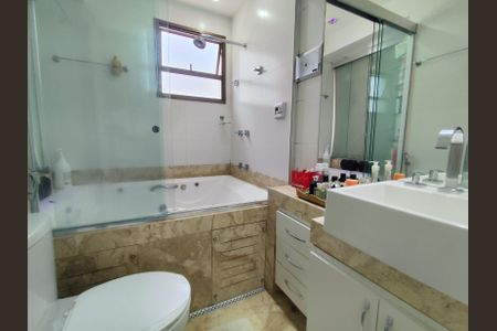 Apartamento à venda com 300m², 4 quartos e 3 vagasBanheiro suite 