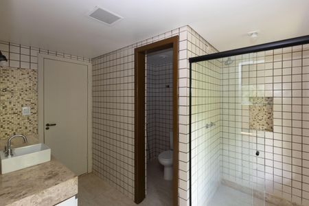 Casa de condomínio à venda com 250m², 4 quartos e 6 vagasBanheiro da Suíte 2