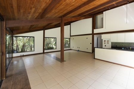 Casa de condomínio à venda com 250m², 4 quartos e 6 vagasSala