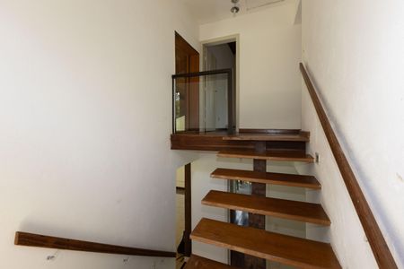 Casa de condomínio à venda com 250m², 4 quartos e 6 vagasEscada