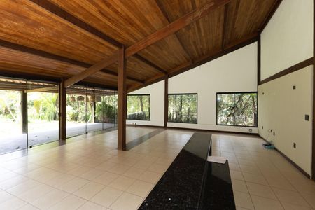 Casa de condomínio à venda com 250m², 4 quartos e 6 vagasSala