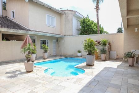 Casa à venda com 477m², 4 quartos e 4 vagas Casa à venda com 477m², 4 quartos e 4 vagasPiscina