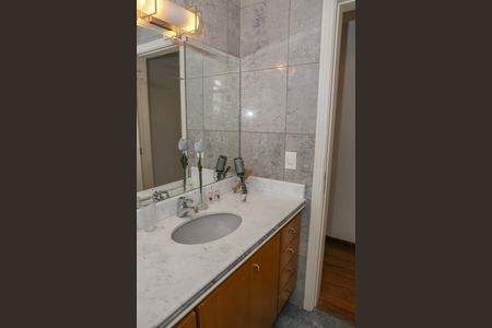 Casa à venda com 477m², 4 quartos e 4 vagas Casa à venda com 477m², 4 quartos e 4 vagasBanheiro da Suíte 3