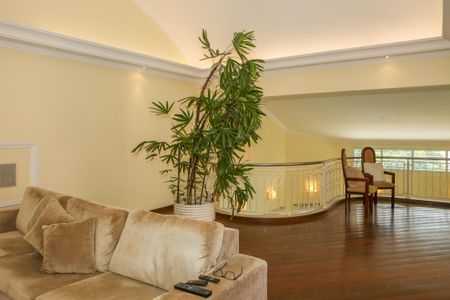 Casa à venda com 477m², 4 quartos e 4 vagas Casa à venda com 477m², 4 quartos e 4 vagasSala de TV e Escritório