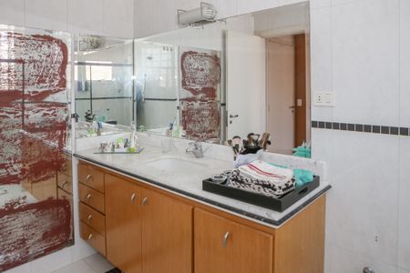 Casa à venda com 477m², 4 quartos e 4 vagas Casa à venda com 477m², 4 quartos e 4 vagasBanheiro da Suíte 2