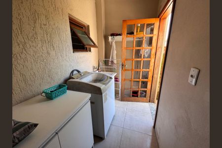 Casa à venda com 150m², 3 quartos e 2 vagas Casa à venda com 150m², 3 quartos e 2 vagasLavanderia