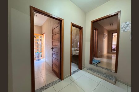 Casa à venda com 150m², 3 quartos e 2 vagas Casa à venda com 150m², 3 quartos e 2 vagasCorredor