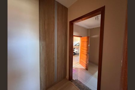 Casa à venda com 150m², 3 quartos e 2 vagas Casa à venda com 150m², 3 quartos e 2 vagasCorredor