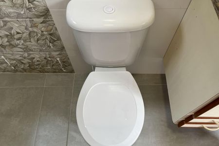 Banheiro de kitnet/studio para alugar com 1 quarto, 30m² em Saboó, Santos