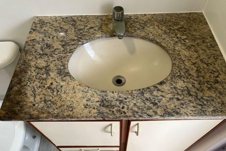 Banheiro de kitnet/studio para alugar com 1 quarto, 30m² em Saboó, Santos