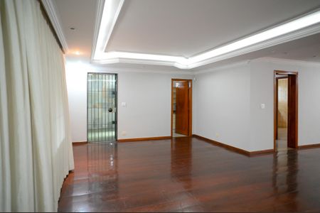 Casa para alugar com 332m², 4 quartos e 4 vagas Casa para alugar com 332m², 4 quartos e 4 vagasSala