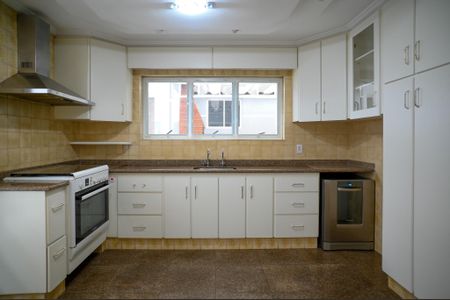 Casa para alugar com 332m², 4 quartos e 4 vagas Casa para alugar com 332m², 4 quartos e 4 vagasCozinha