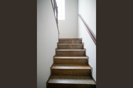 Casa para alugar com 332m², 4 quartos e 4 vagas Casa para alugar com 332m², 4 quartos e 4 vagasEscada