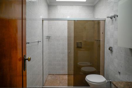 Casa para alugar com 332m², 4 quartos e 4 vagas Casa para alugar com 332m², 4 quartos e 4 vagasBanheiro Quarto 3 - suite