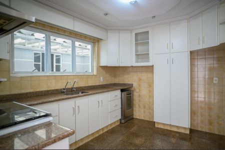 Casa para alugar com 332m², 4 quartos e 4 vagas Casa para alugar com 332m², 4 quartos e 4 vagasCozinha