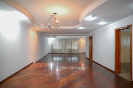 Casa para alugar com 332m², 4 quartos e 4 vagas Casa para alugar com 332m², 4 quartos e 4 vagasSala de Jantar