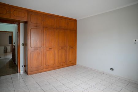 Casa para alugar com 332m², 4 quartos e 4 vagas Casa para alugar com 332m², 4 quartos e 4 vagasQuarto 4