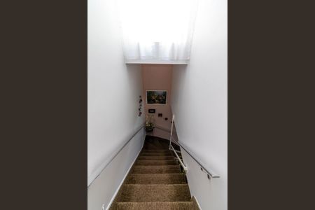 Casa à venda com 151m², 2 quartos e 1 vaga Casa à venda com 151m², 2 quartos e 1 vagaEscada