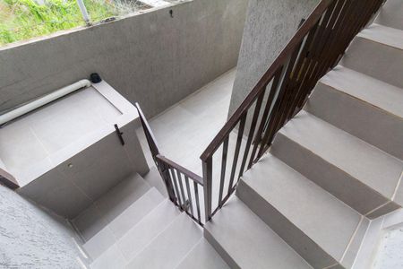 Casa à venda com 150m², 3 quartos e 2 vagas Casa à venda com 150m², 3 quartos e 2 vagasEscada