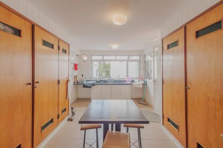 Casa à venda com 232m², 6 quartos e 1 vagaÁrea de Serviço