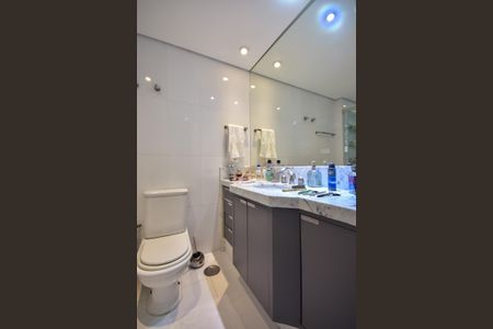 Apartamento à venda com 228m², 3 quartos e 4 vagasBanheiro 1 da Suíte  3