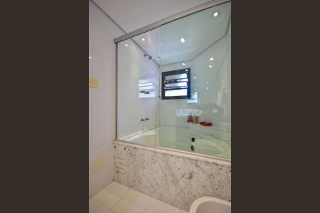 Apartamento à venda com 228m², 3 quartos e 4 vagasBanheiro 1 da Suíte  3