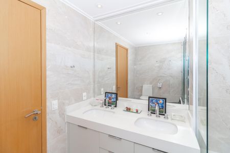 Apartamento para alugar com 230m², 3 quartos e 4 vagasBanheiro 2 da Suíte 1