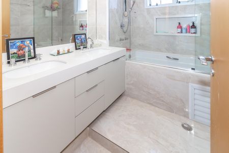 Apartamento para alugar com 230m², 3 quartos e 4 vagasBanheiro 2 da Suíte 1