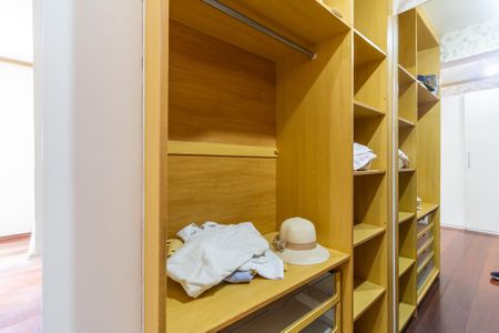 Apartamento à venda com 156m², 3 quartos e 2 vagasCloset da suíte 1