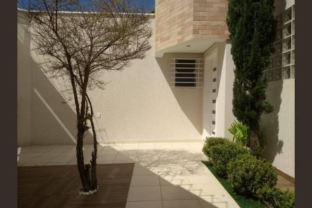 Casa à venda com 220m², 3 quartos e 3 vagas