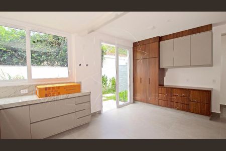 Casa à venda com 4 quartos, 263m² em Alto de Pinheiros, São Paulo