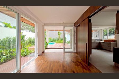 Casa à venda com 4 quartos, 263m² em Alto de Pinheiros, São Paulo