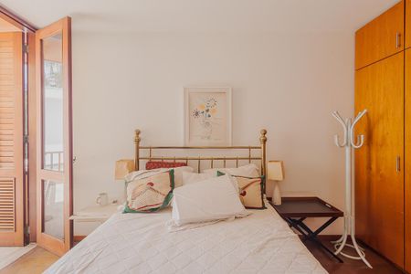 Casa à venda com 350m², 3 quartos e 4 vagas Casa à venda com 350m², 3 quartos e 4 vagasSuíte 2