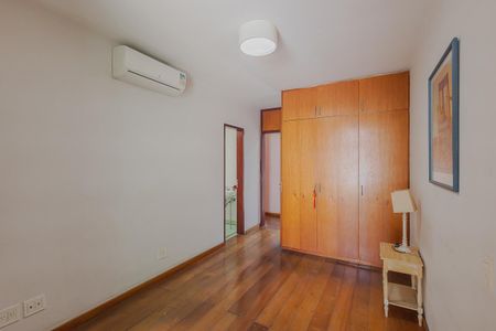 Casa à venda com 350m², 3 quartos e 4 vagas Casa à venda com 350m², 3 quartos e 4 vagasSuíte 3