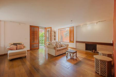 Sala de casa à venda com 3 quartos, 350m² em Alto de Pinheiros, São Paulo