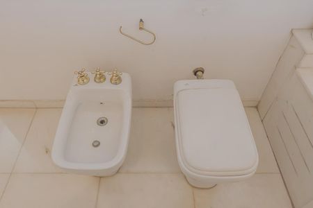 Casa à venda com 350m², 3 quartos e 4 vagas Casa à venda com 350m², 3 quartos e 4 vagasBanheiro da Suíte 1