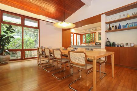 Casa à venda com 588m², 3 quartos e 3 vagas Casa à venda com 588m², 3 quartos e 3 vagasSala de Jantar