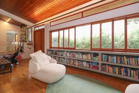 Casa à venda com 588m², 3 quartos e 3 vagas Casa à venda com 588m², 3 quartos e 3 vagasEspaço de leitura