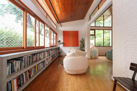 Casa à venda com 588m², 3 quartos e 3 vagas Casa à venda com 588m², 3 quartos e 3 vagasEspaço de leitura