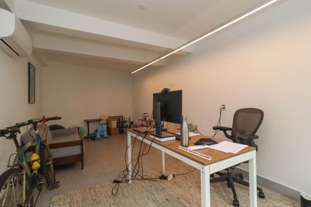 Casa à venda com 588m², 3 quartos e 3 vagas Casa à venda com 588m², 3 quartos e 3 vagasEscritório