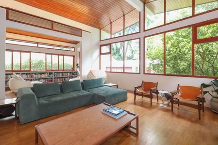 Casa à venda com 588m², 3 quartos e 3 vagas Casa à venda com 588m², 3 quartos e 3 vagasSala