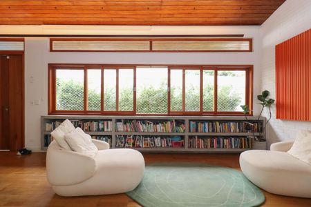 Casa à venda com 588m², 3 quartos e 3 vagas Casa à venda com 588m², 3 quartos e 3 vagasEspaço de leitura