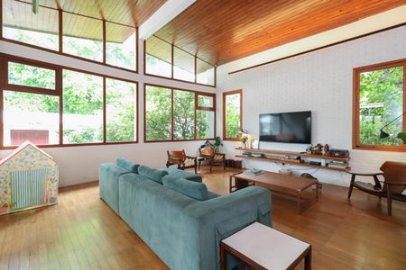 Casa à venda com 588m², 3 quartos e 3 vagas Casa à venda com 588m², 3 quartos e 3 vagasSala