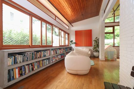 Casa à venda com 588m², 3 quartos e 3 vagas Casa à venda com 588m², 3 quartos e 3 vagasEspaço de leitura