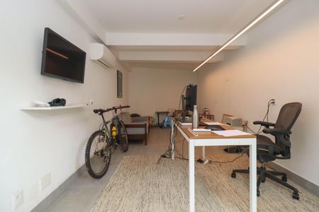 Casa à venda com 588m², 3 quartos e 3 vagas Casa à venda com 588m², 3 quartos e 3 vagasEscritório