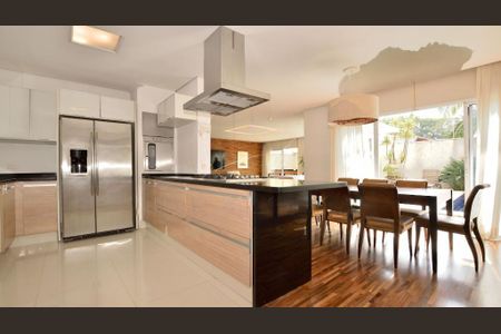 Casa à venda com 525m², 5 quartos e 5 vagas