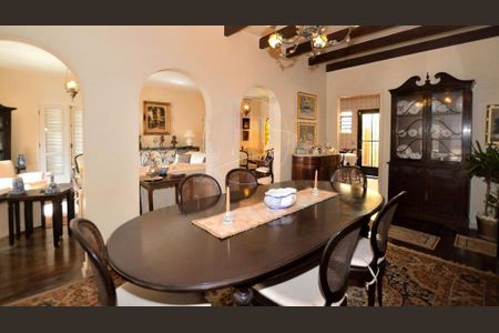 Casa à venda com 261m², 4 quartos e 4 vagas