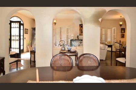 Casa à venda com 261m², 4 quartos e 4 vagas