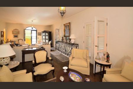 Casa à venda com 261m², 4 quartos e 4 vagas